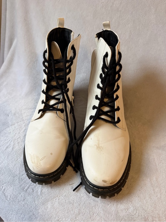 2020 IN Shoes - 2020‎ IN Combat Boots Women 8.5 White Good Lace Up Chunky Sole